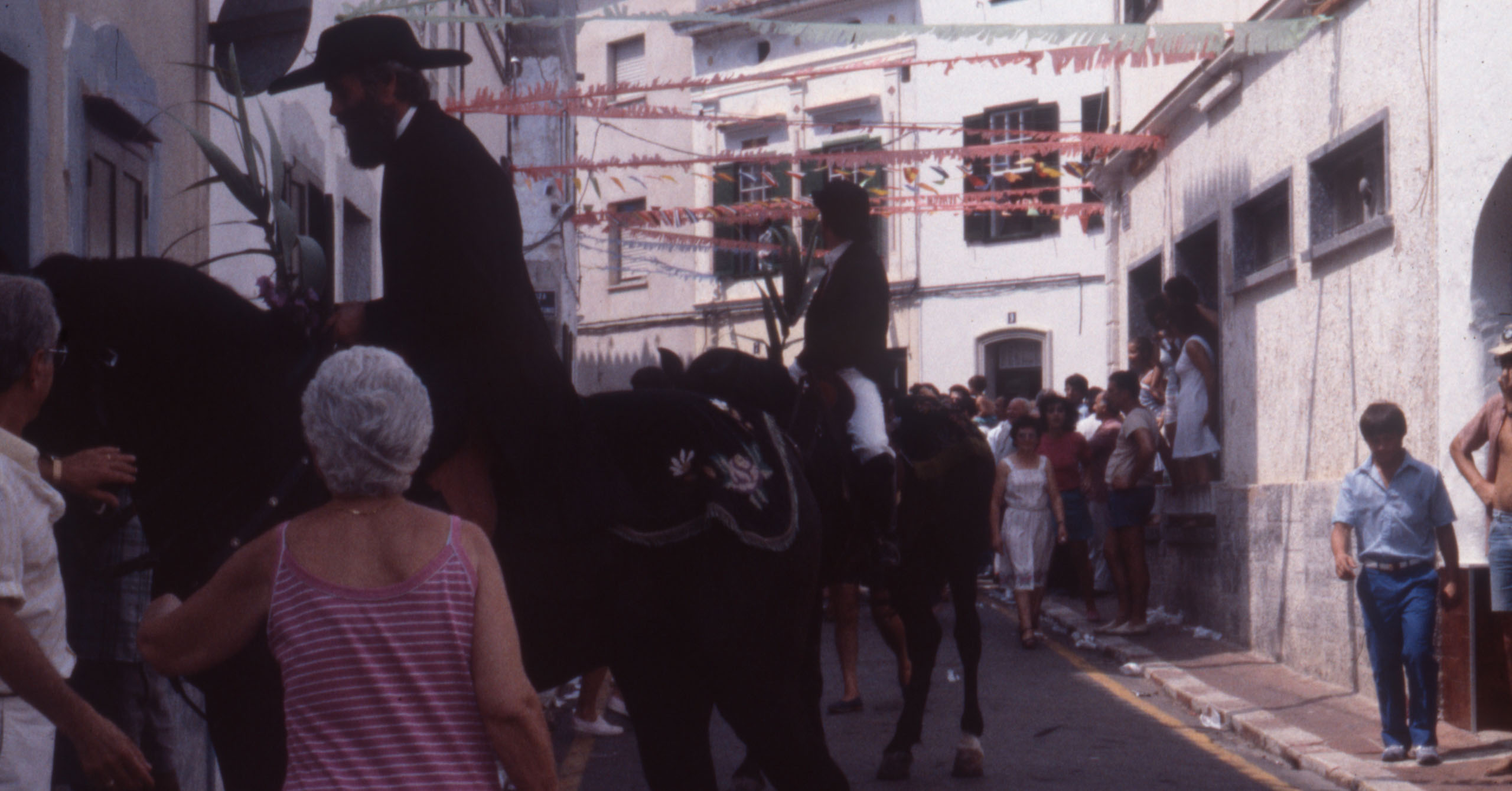 Caixers saludando a los vecinos