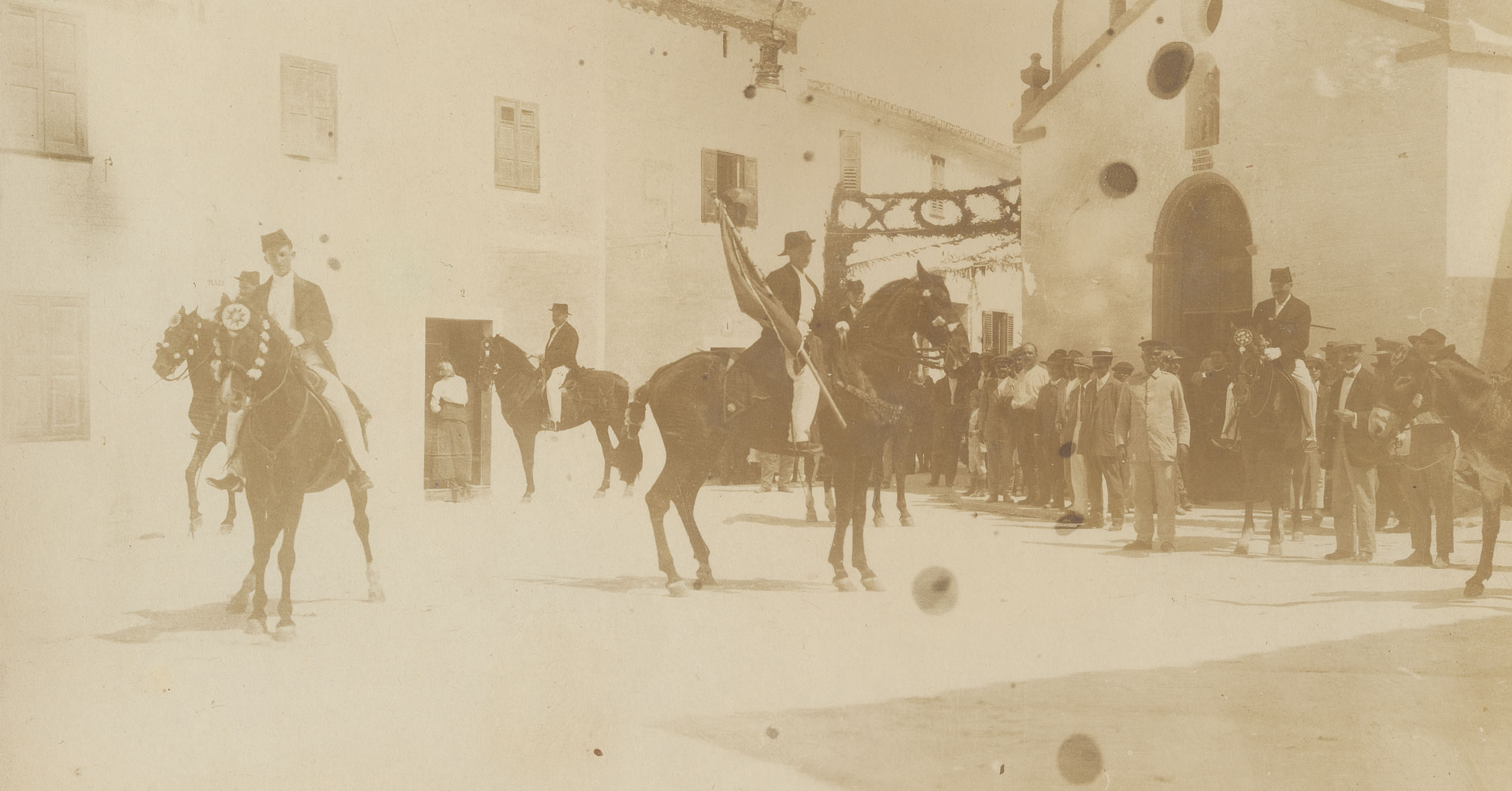 Caixer fadrí con la bandera del patrón