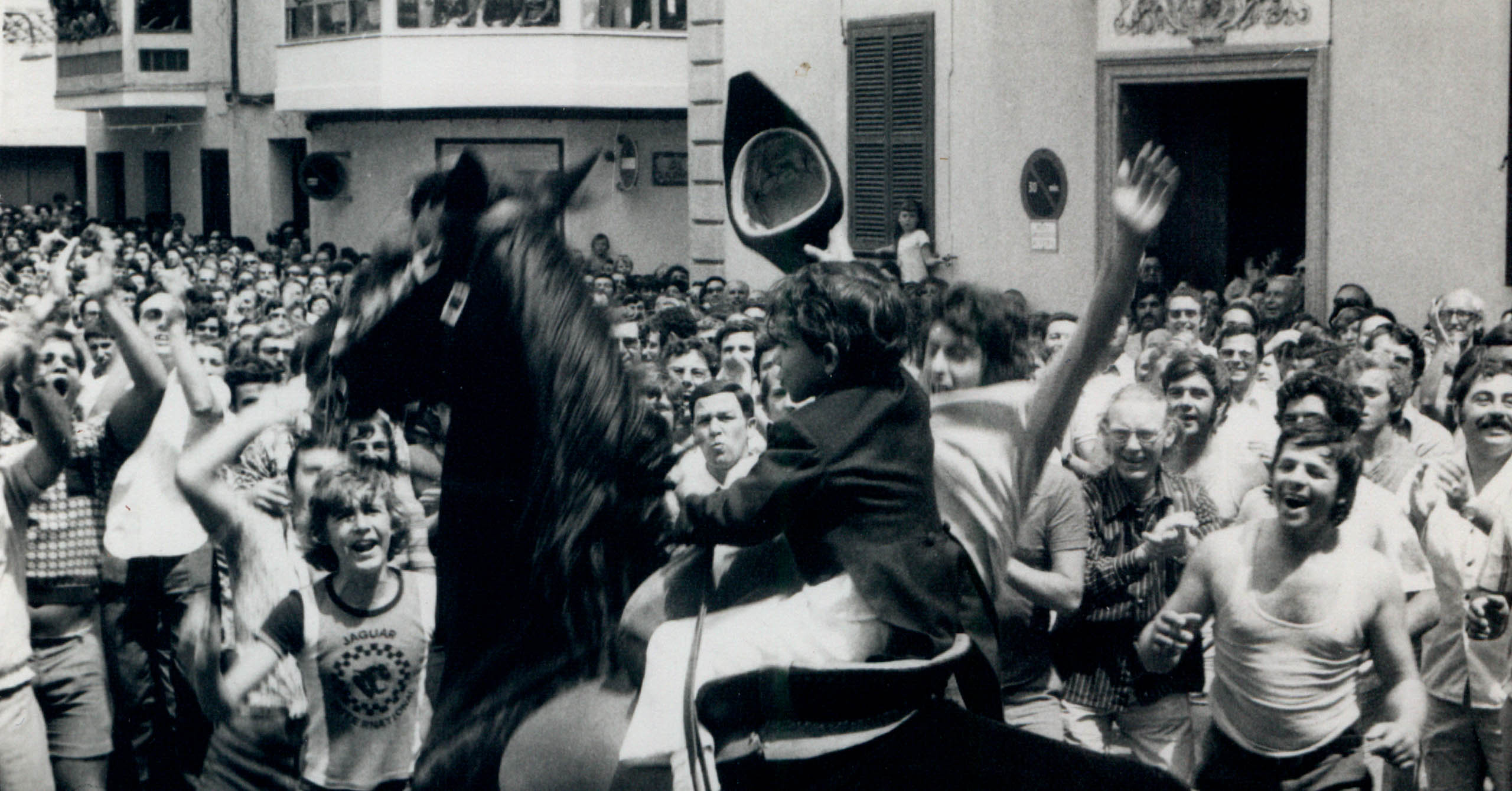 Un jovencísimo Caixer en la plaza