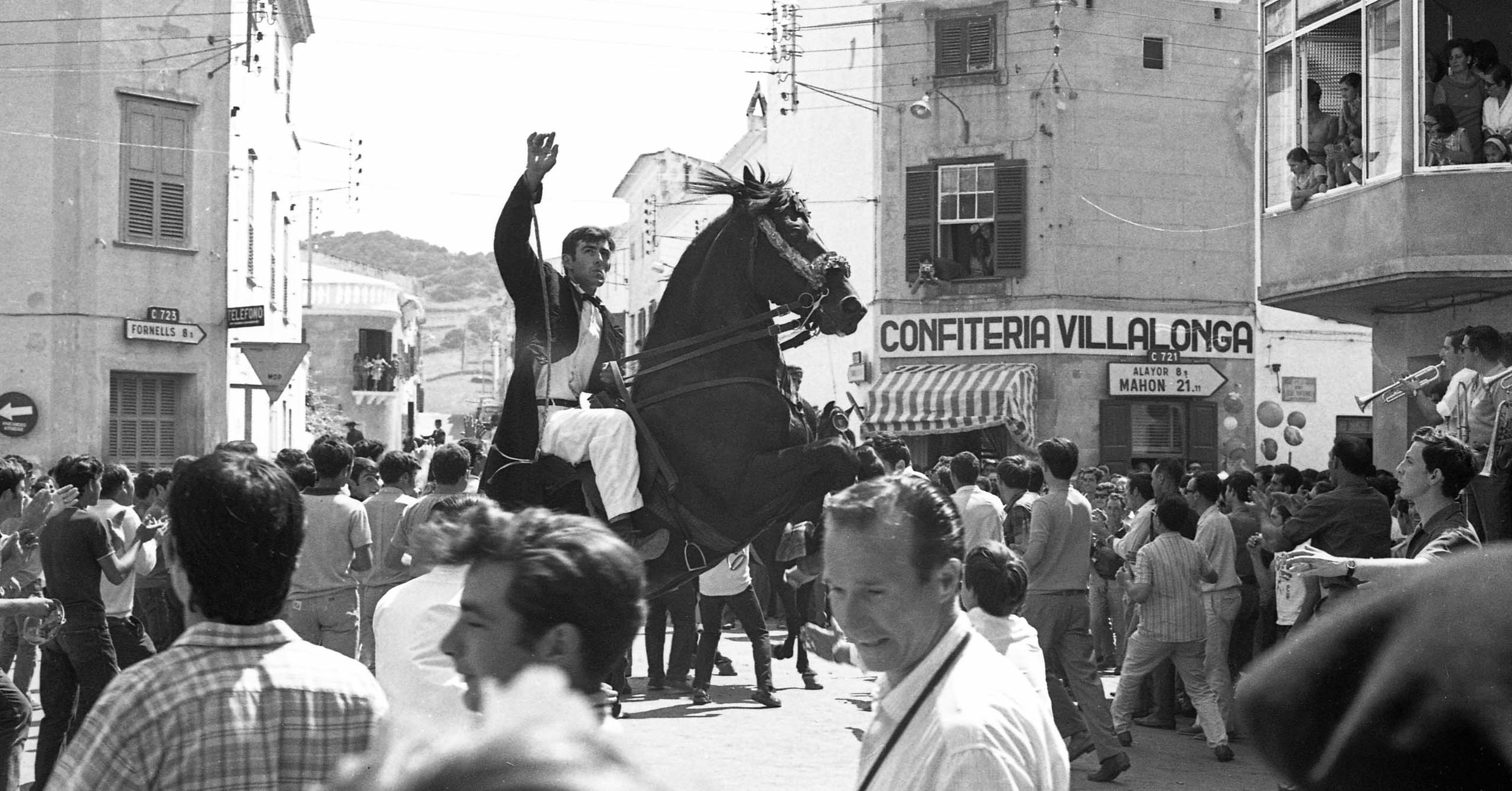 Caixer a caballo saludando mientras realiza un bot