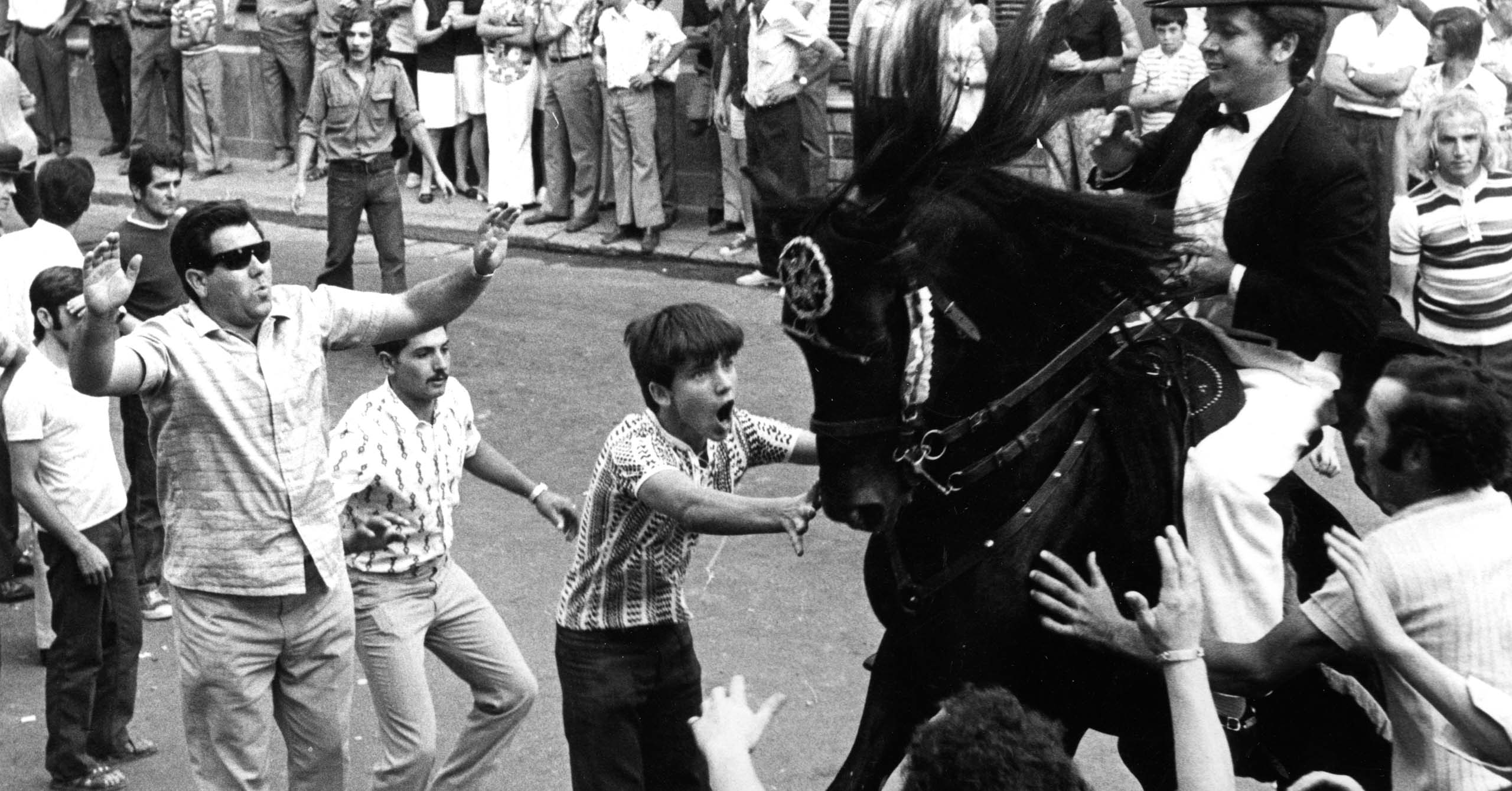 Joven mercadalenc celebrando un bot